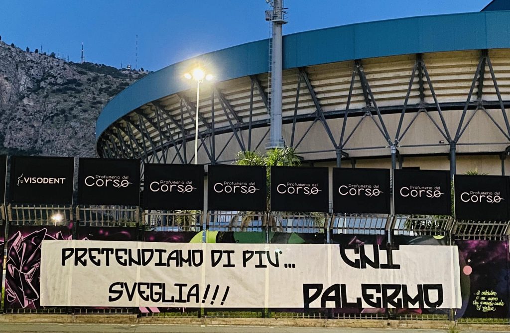 tifosi striscione stadio